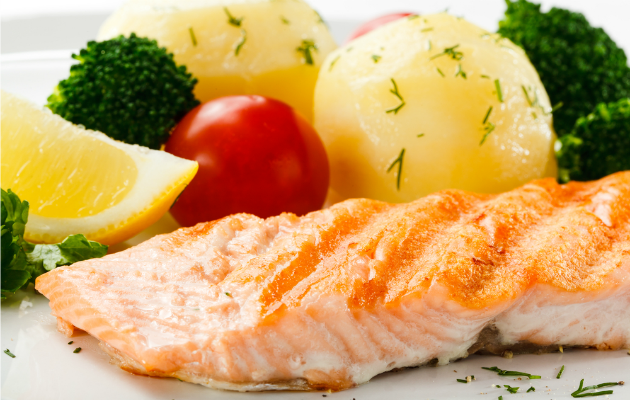 Sebzelerle fırınlanmış somon kaslarınızı güçlendirir