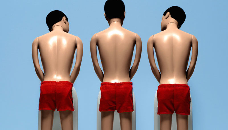 Ayollar uning ustidan baqirishadi.