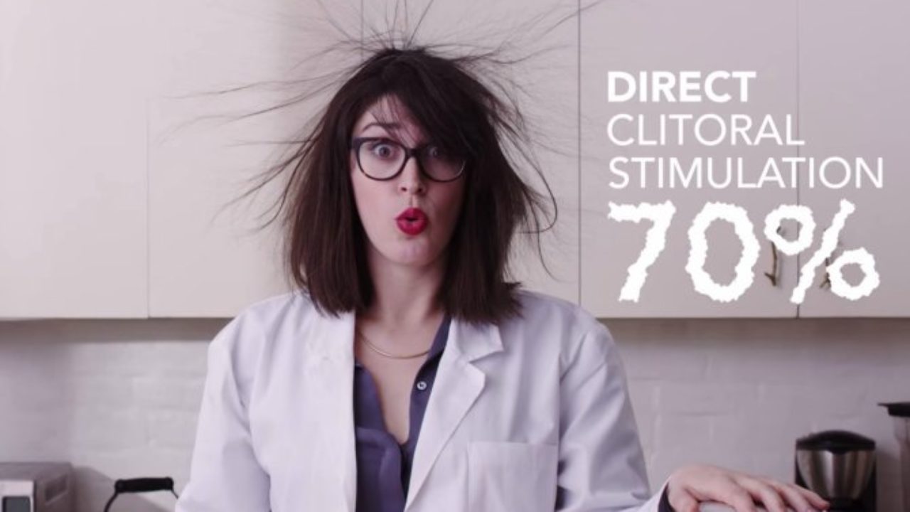 Stol ostidagi mushukni yaladi