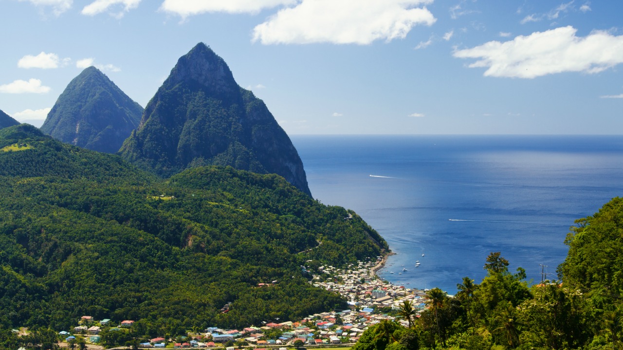 St. Lucia hem denizi hem de yer şekilleri ile öne çıkıyor