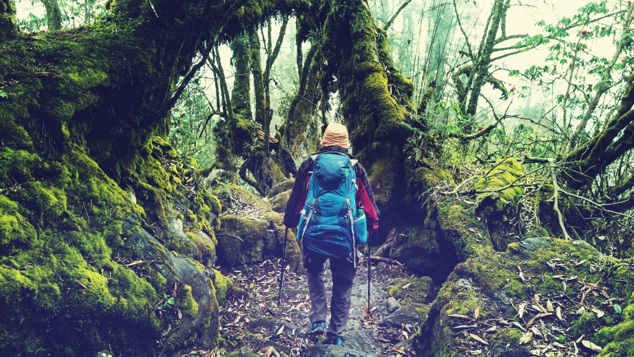 zamanın aslında avuçlarımızdan kayıp giden kum taneleri olduğu gerçeğini gözden kaçırıyoruz.