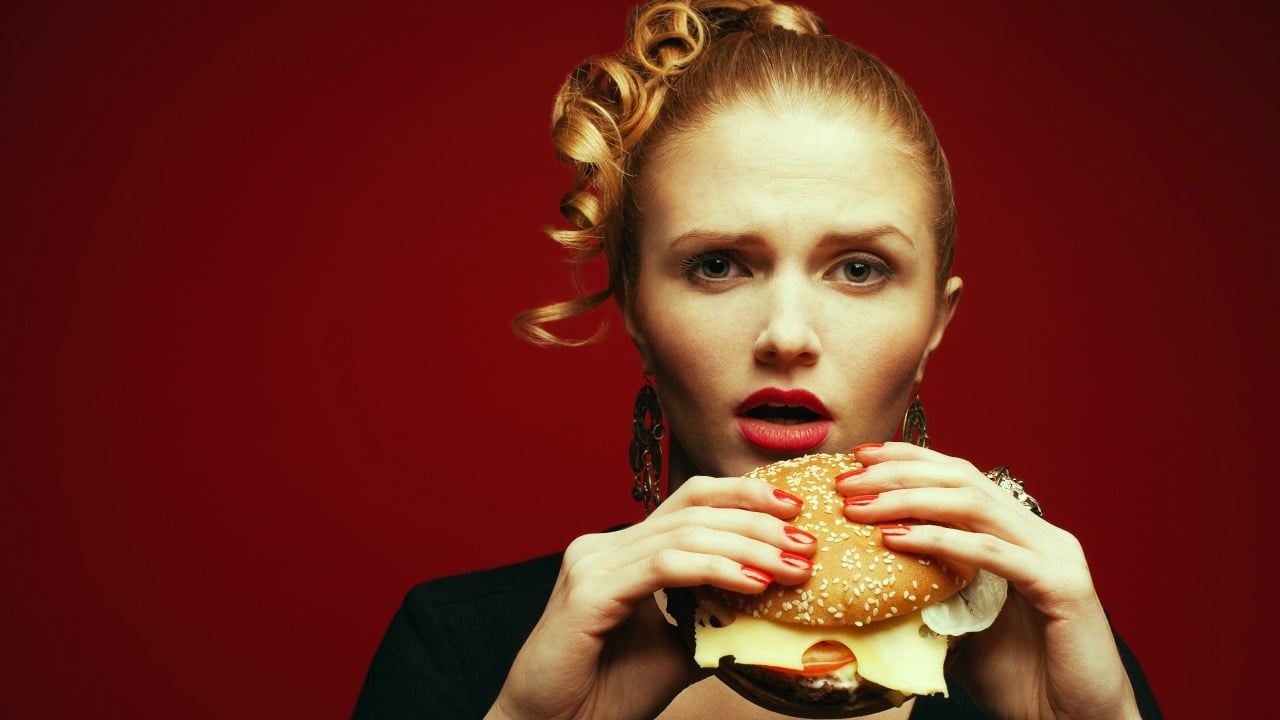 hamburger yiyen kadın