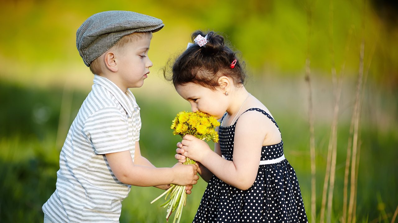 Почему маленькие дети любят. Мальчик дарит девочке цветы. Дети мальчик и девочка. Красивые дети мальчик и девочка. Мальчик с девочкой дружил.