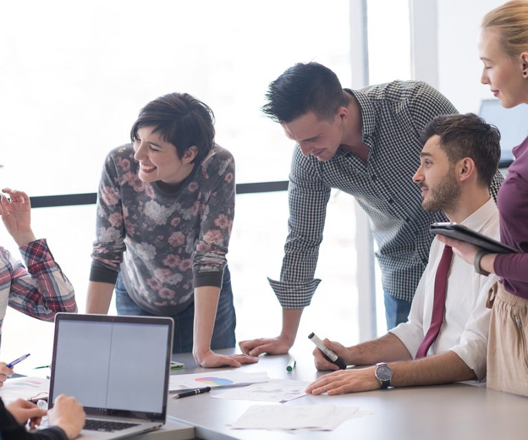 Айти менеджер женщина. Преимущества мужчины-руководителя. Доктор с пациентом. Страхование картинки. Has consulting.