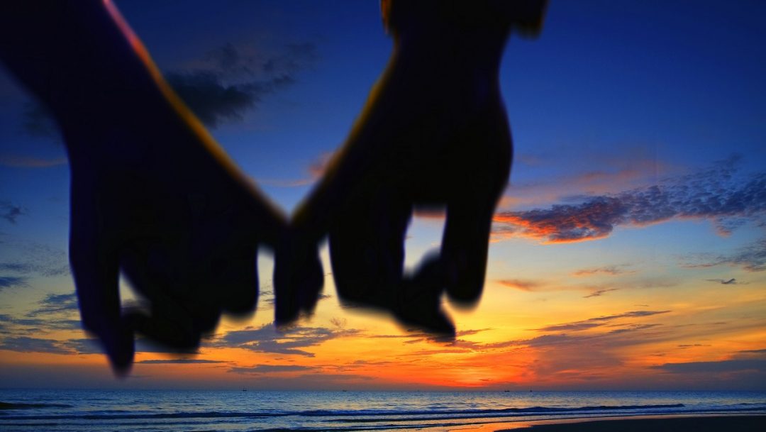 lover holding hand walking on the beach