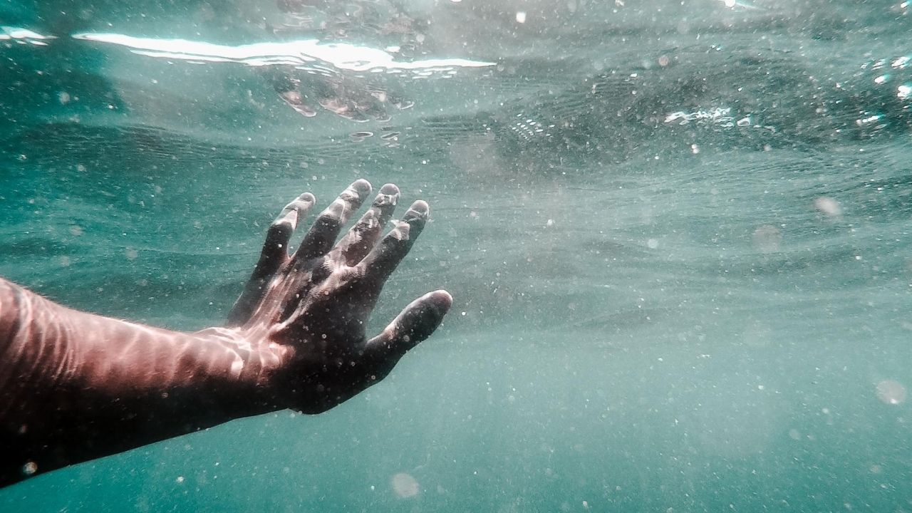 В Рыбинске утонул мужчина. Утонувшие в г.Рыбинске. Включи руки вода