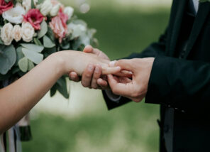 Kendi kendine partnerlik: Yalnızlığa romantik bir kılıf mı? Kendi kendine partnerlik: Yalnızlığa romantik bir kılıf mı?