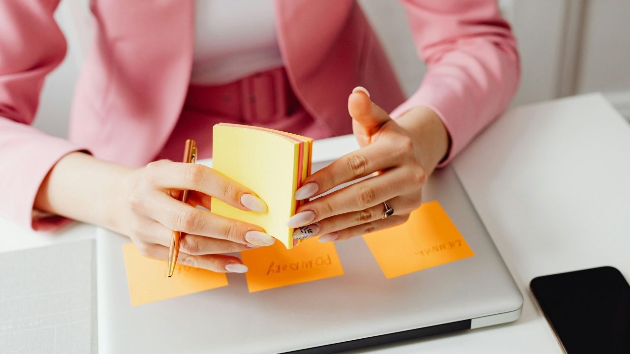 Temizlikte yeni numara: Yapışkanlı not kağıtları ile toz avı 