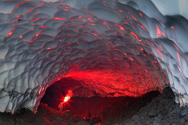 Mutnovski Volkanının yanındaki Buz Mağarası, Rusya