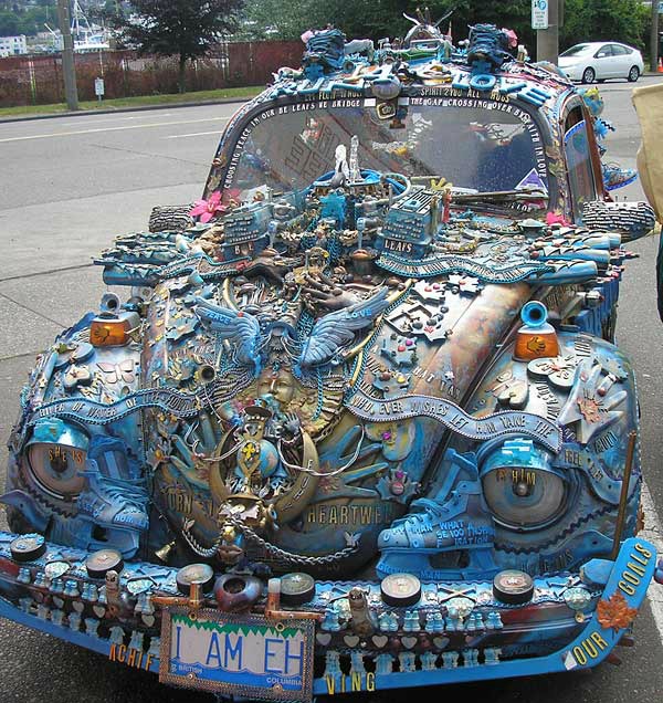 Sanatsal desenlerle donatılmış bir araba