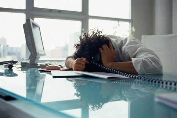 Frustrated Businessman at Desk İşyerinde stres: Nasıl başa çıkılır?