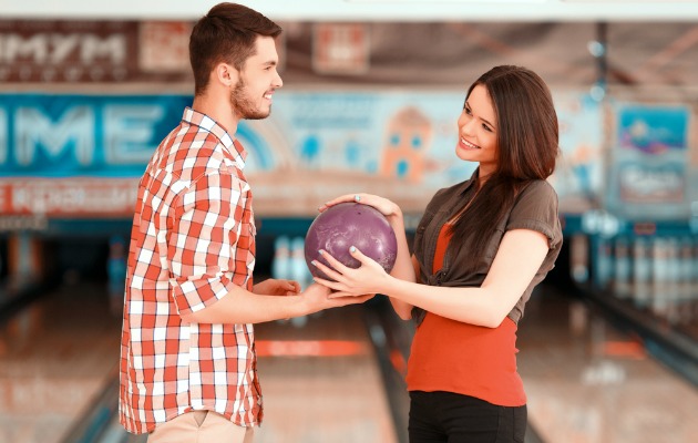 bowling oynayan çift