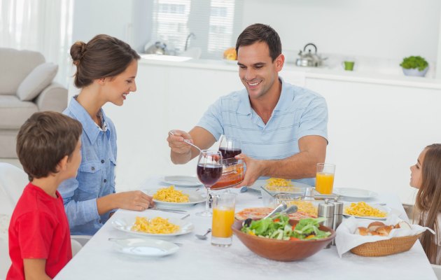 Aile içi iletişimi artırmak adına akşam yemeklerinizi birlikte yiyin