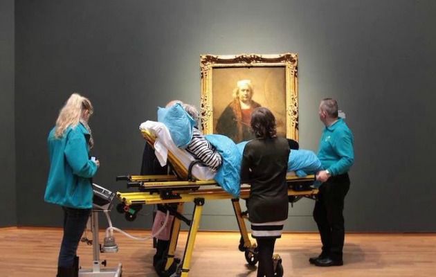 En sevdiği Rembrandt tablosunu son defa izleyen kadın