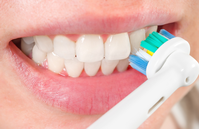 Şarjlı diş fırçası kullanırken dikkat edilmesi gerekenler ve alışma sürecini kolaylaştıracak pratik teknikler