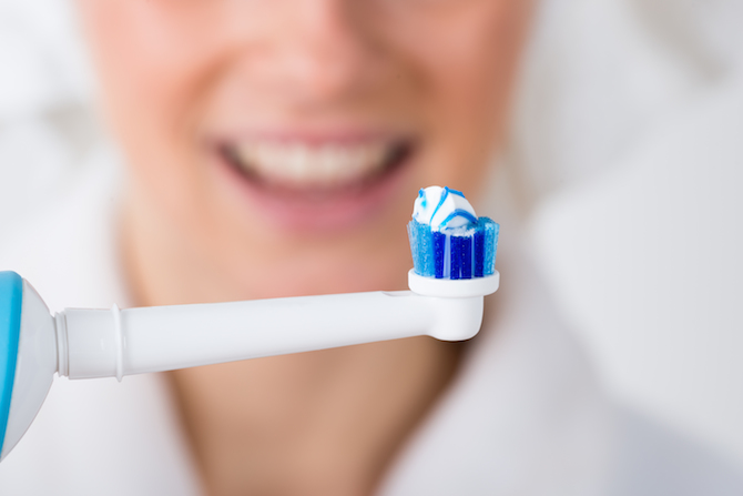 Şarjlı diş fırçası kullanırken dikkat edilmesi gerekenler ve alışma sürecini kolaylaştıracak pratik teknikler