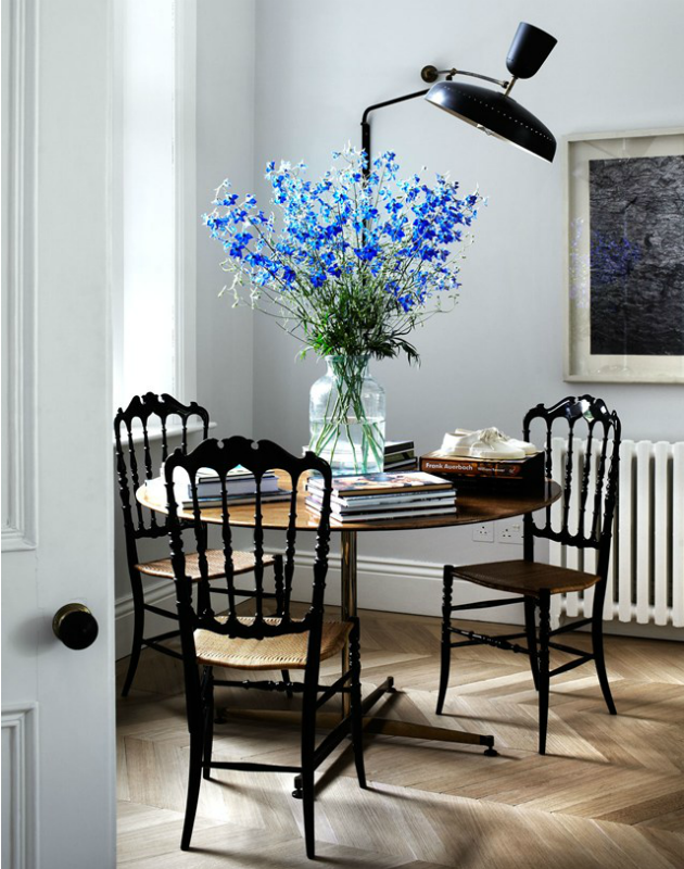Antik masa - sandalye takımı ve çiçekler ev dekorasyonuna romantizm katmış
