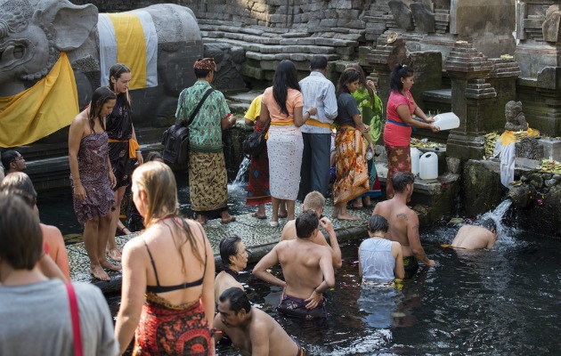 Bali'de geleneksel bir arınma ritüeli